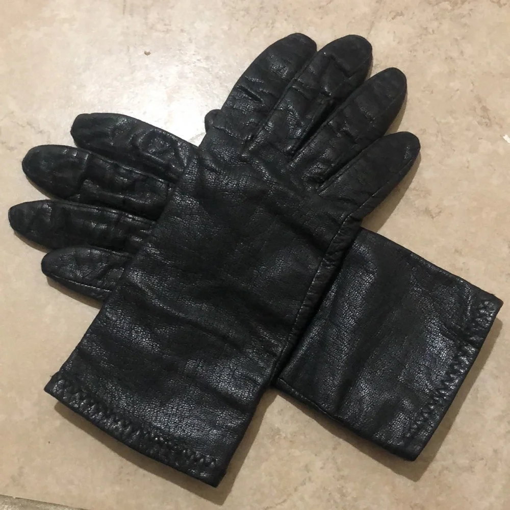 Womens black genuine leather gloves. Size small/medium.